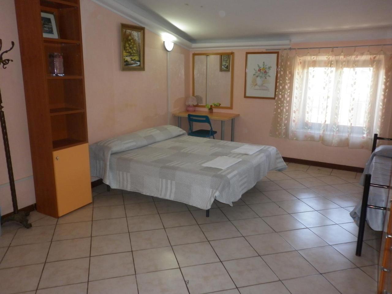 Hostal 2000 *